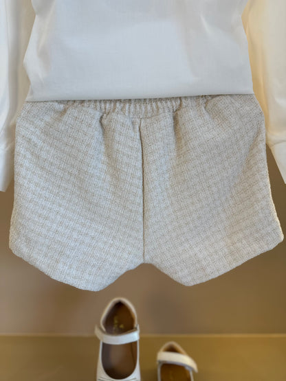 Conjunto Infantil Camisa Gola com Babado, Colete e Shorts Tweed Off White - Animê