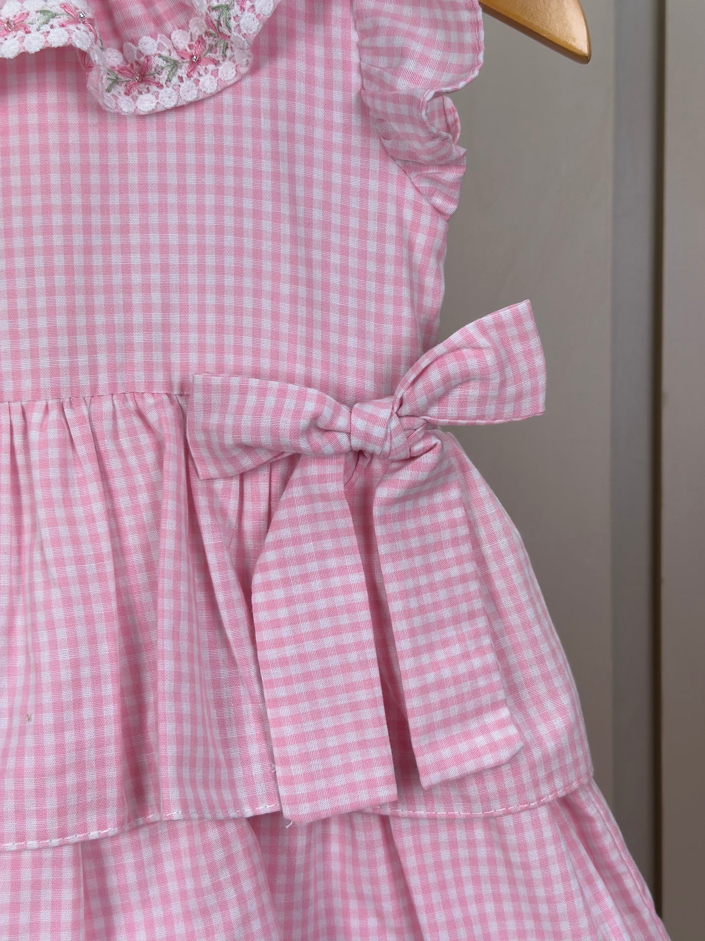 Vestido Infantil Clássico Golinha Renda Bordada Babados e Lacinhos Laterais Rosa - Roana