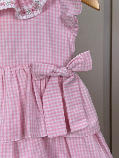 Vestido Infantil Clássico Golinha Renda Bordada Babados e Lacinhos Laterais Rosa - Roana