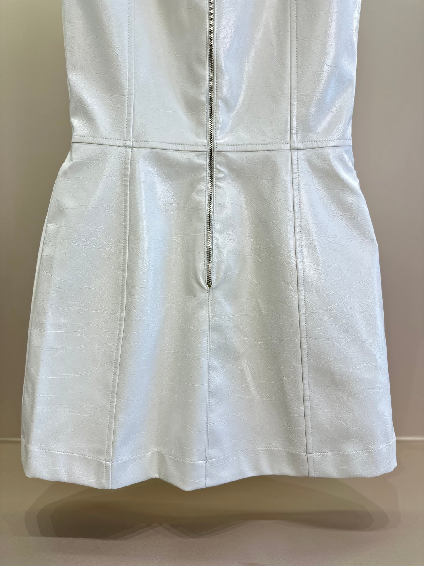 Vestido Teen Couro Tech Alça Botões Off White - Two In