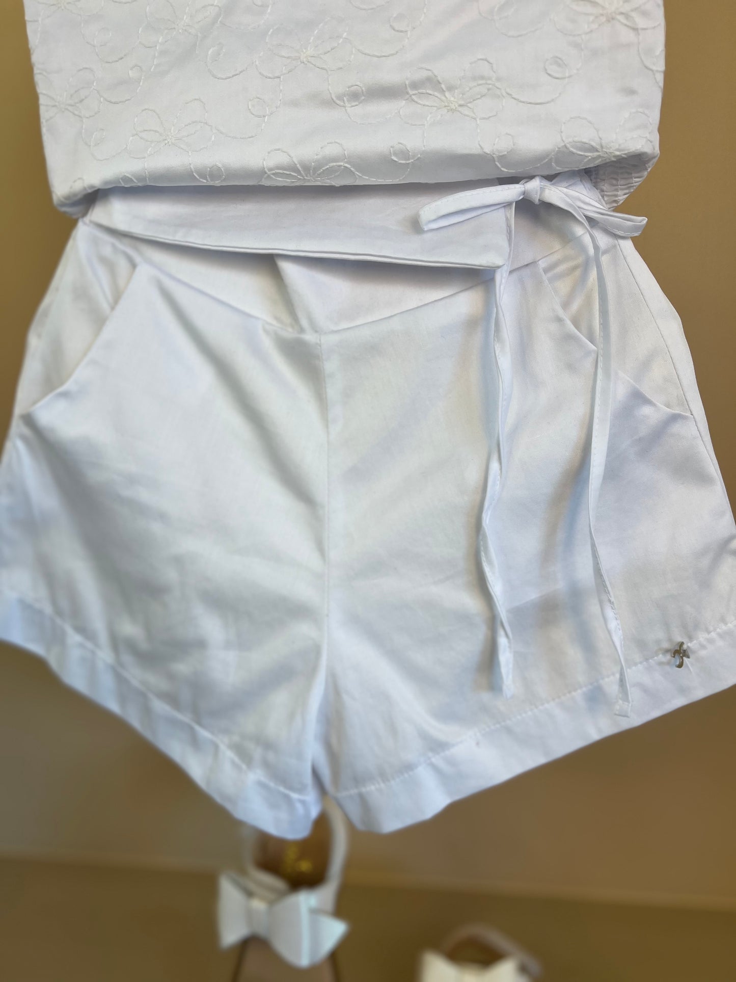 Conjunto Infantil Algodão Blusa Bordada e Shorts Branco - Petit Cherie