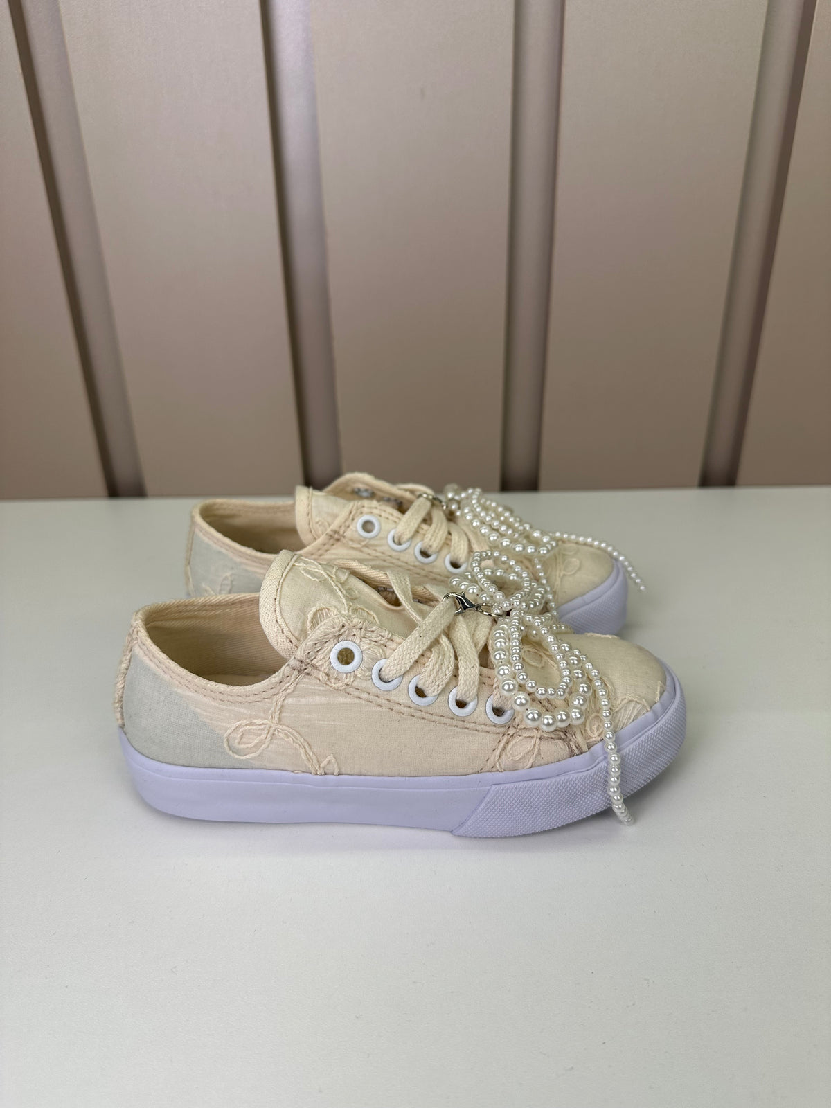 Tênis Infantil Casual Rendado Laço Pérolas Off White - Luluzinha