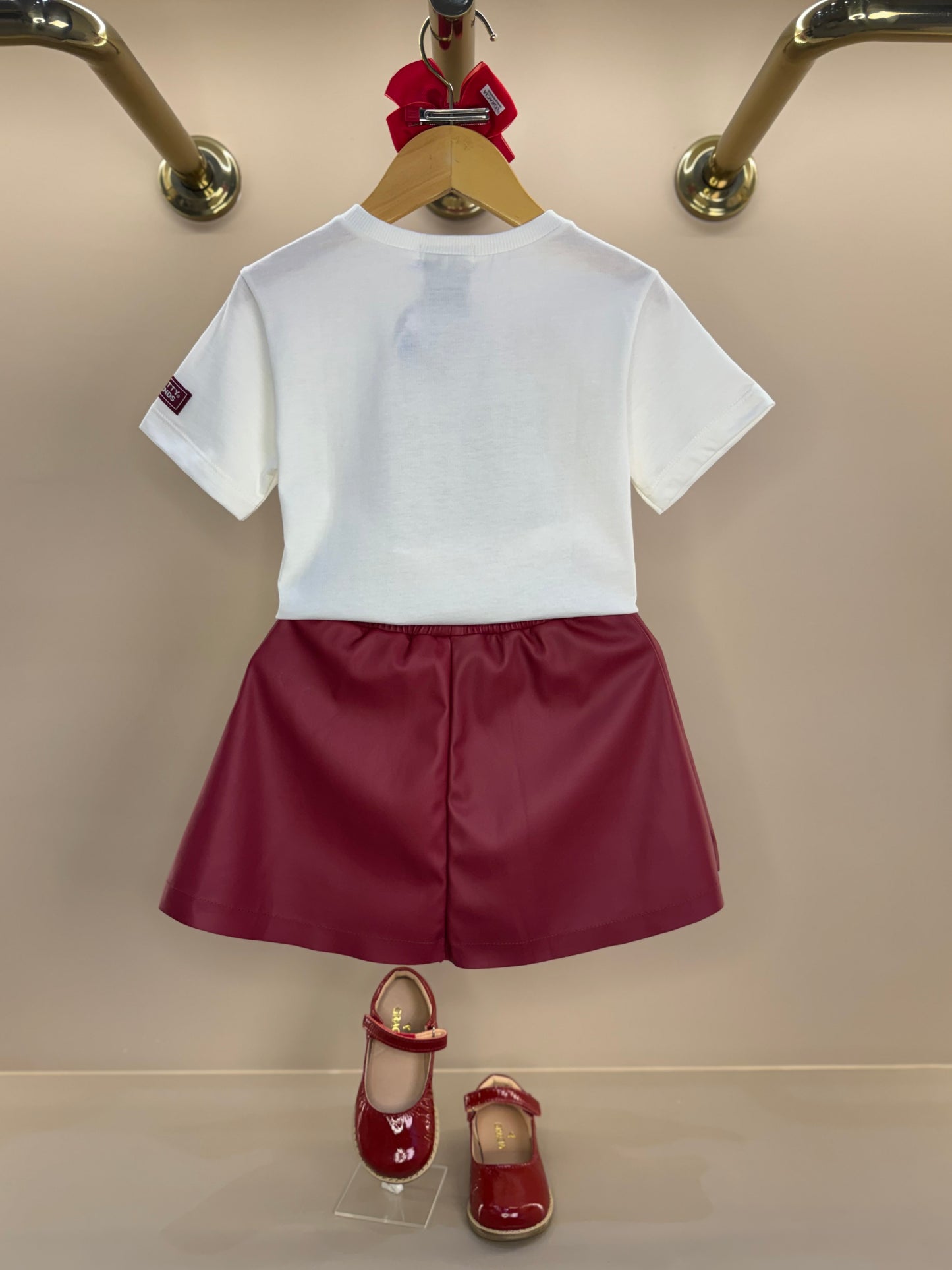 Conjunto Infantil Blusa Hello Kitty Strass e Saia Infantil Couro Tech Recortes Cramberry - Momi