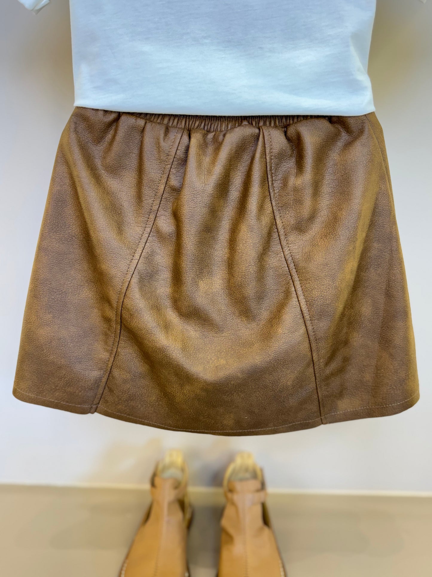 Conjunto Infantil Blusa Estampa Colete Lenço e Saia De Couro Tech Marrom - Animê