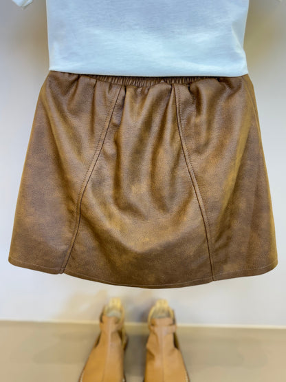 Conjunto Infantil Blusa Estampa Colete Lenço e Saia De Couro Tech Marrom - Animê