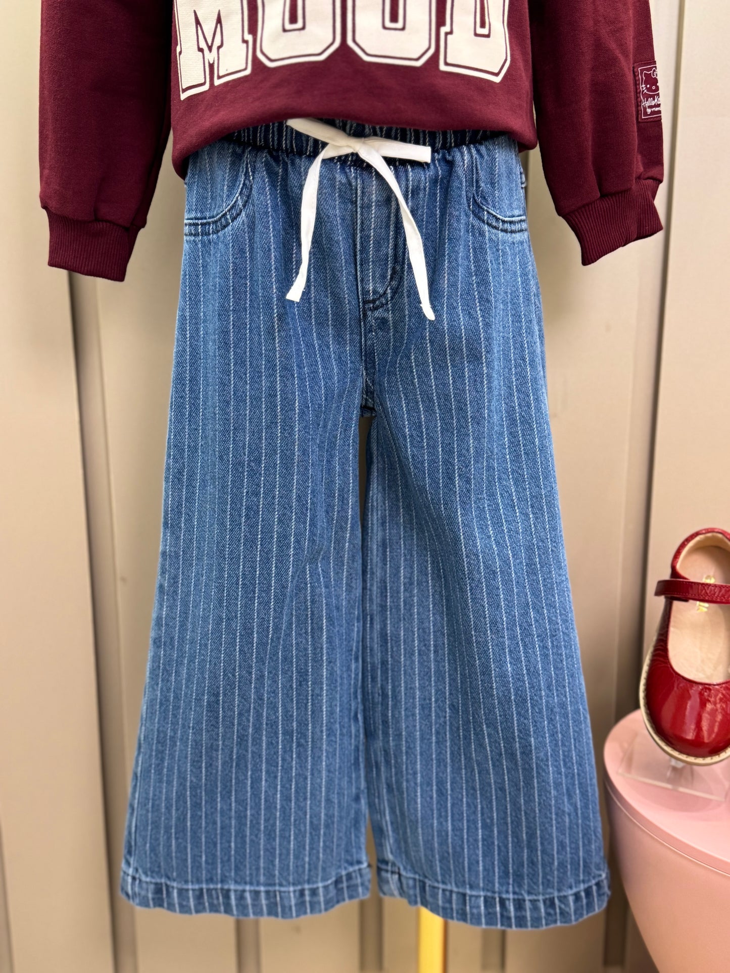 Conjunto Infantil Casaco  Over Hello Kitty Cranberry Juice e Calça Jeans Listrada Cós Duplo - Momi