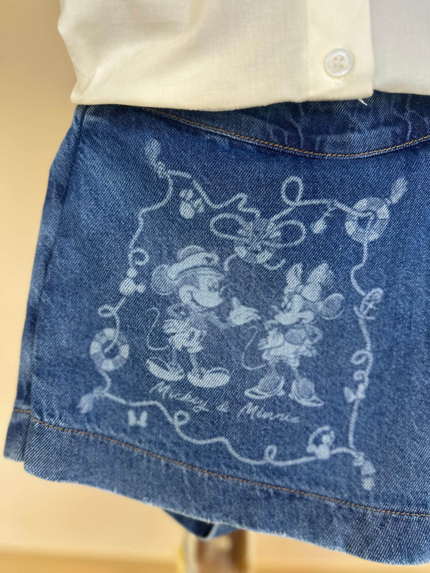 Conjunto Infantil Camisa Mangas Amplas e Laço nas costas e Shorts-saia Jeans Infantil Mickey & Minnie - Animê