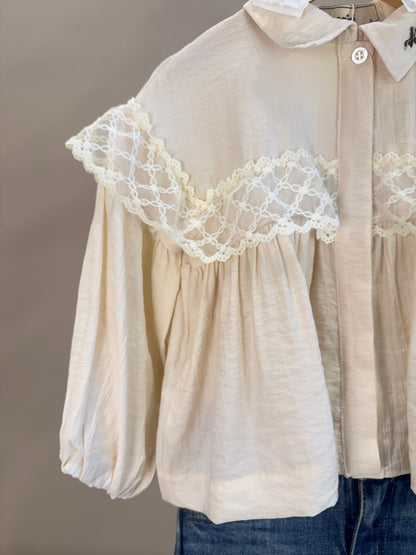 Conjunto Infantil Camisa Renda Bege e Calça Jeans Barra