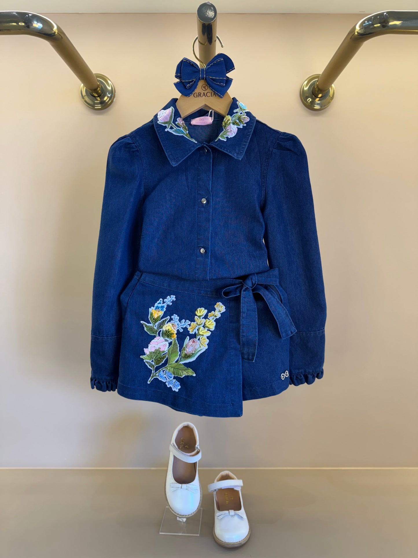 Conjunto Infantil Camisa Jeans Leve ML Gola Bordada Flores e Shorts-saia Jeans Bordada Flores - Luluzinha