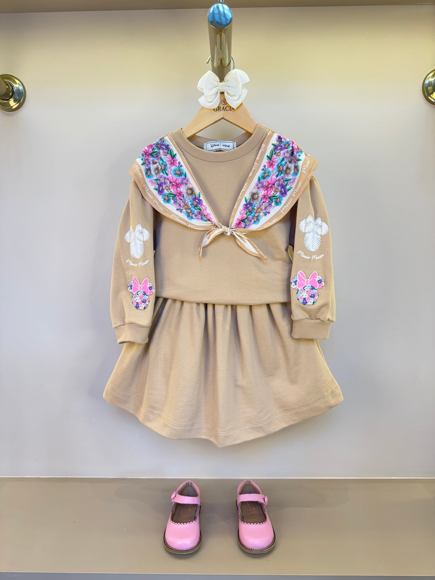 Conjunto Infantil Blusa de Moletom Com Lenço Patch e Saia Moletom Bege - Animê