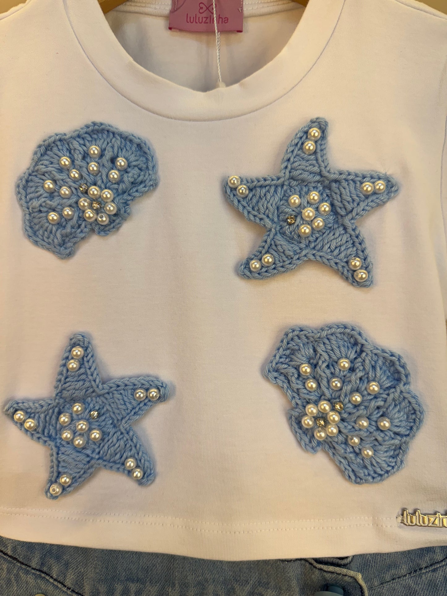 Conjunto Infantil Blusa Algodão Conchas e Shorts-saia Jeans Bordados e Crochê Estrelas do Mar - Luluzinha