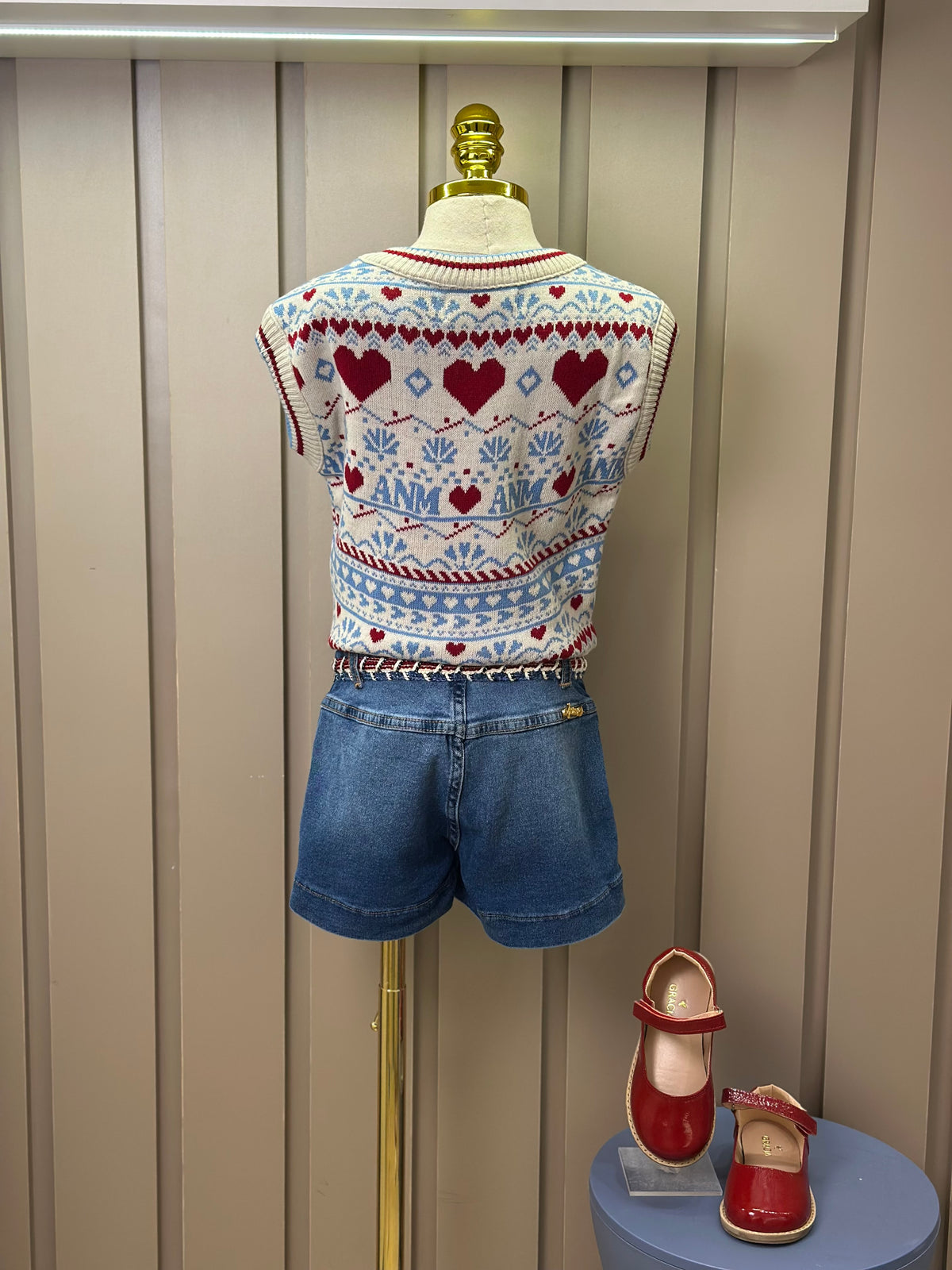 Conjunto Infantil Conceito Colete Tricot Corações e Shorts-saia Jeans Cós Bordado - Animê
