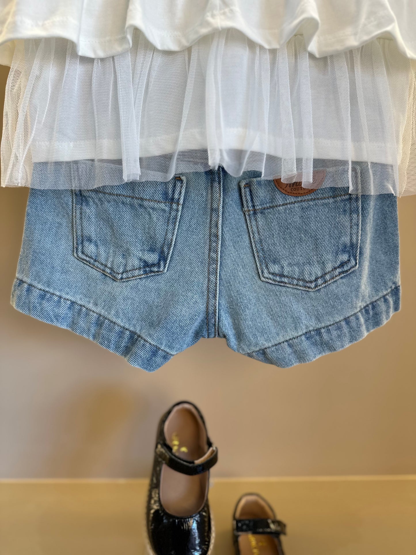 Conjunto Infantil Blusa  Bordada e Babados Pérola e Shorts Jeans Laço Preto - Animê