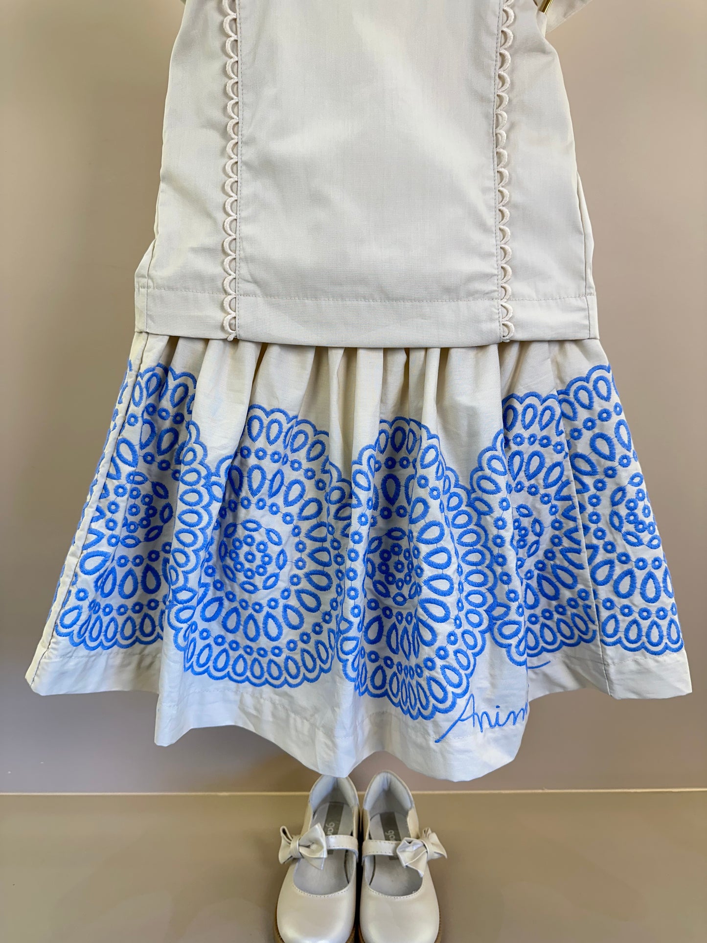 Conjunto Infantil Off White Bata Mangas Bufantes e Saia Detalhes Azul - Animê