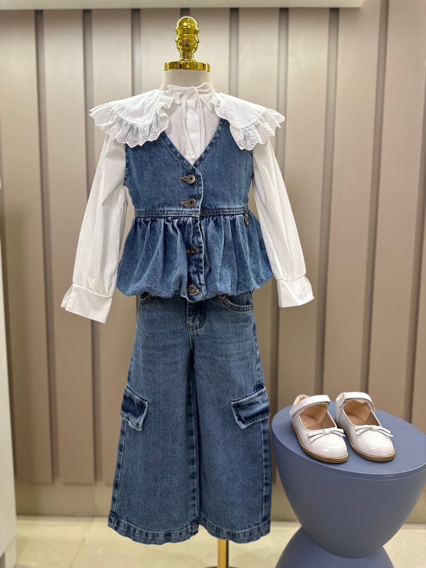 Conjunto Infantil Trio Colete Balonê Mini-Joia, Camisa Gola Babados Rendas e Calça Jeans Bolsos Laterais Mini-Joia - Animê