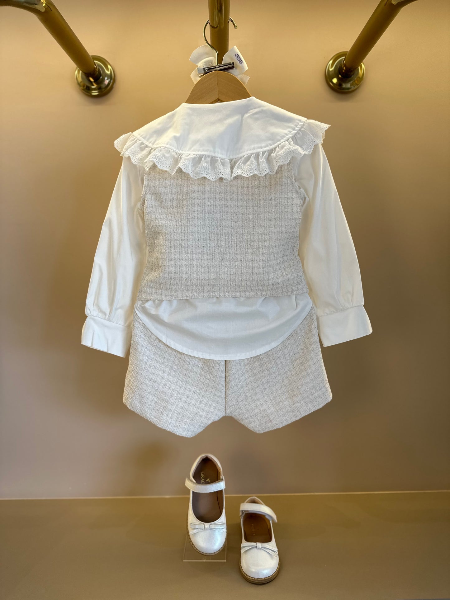 Conjunto Infantil Camisa Gola com Babado, Colete e Shorts Tweed Off White - Animê