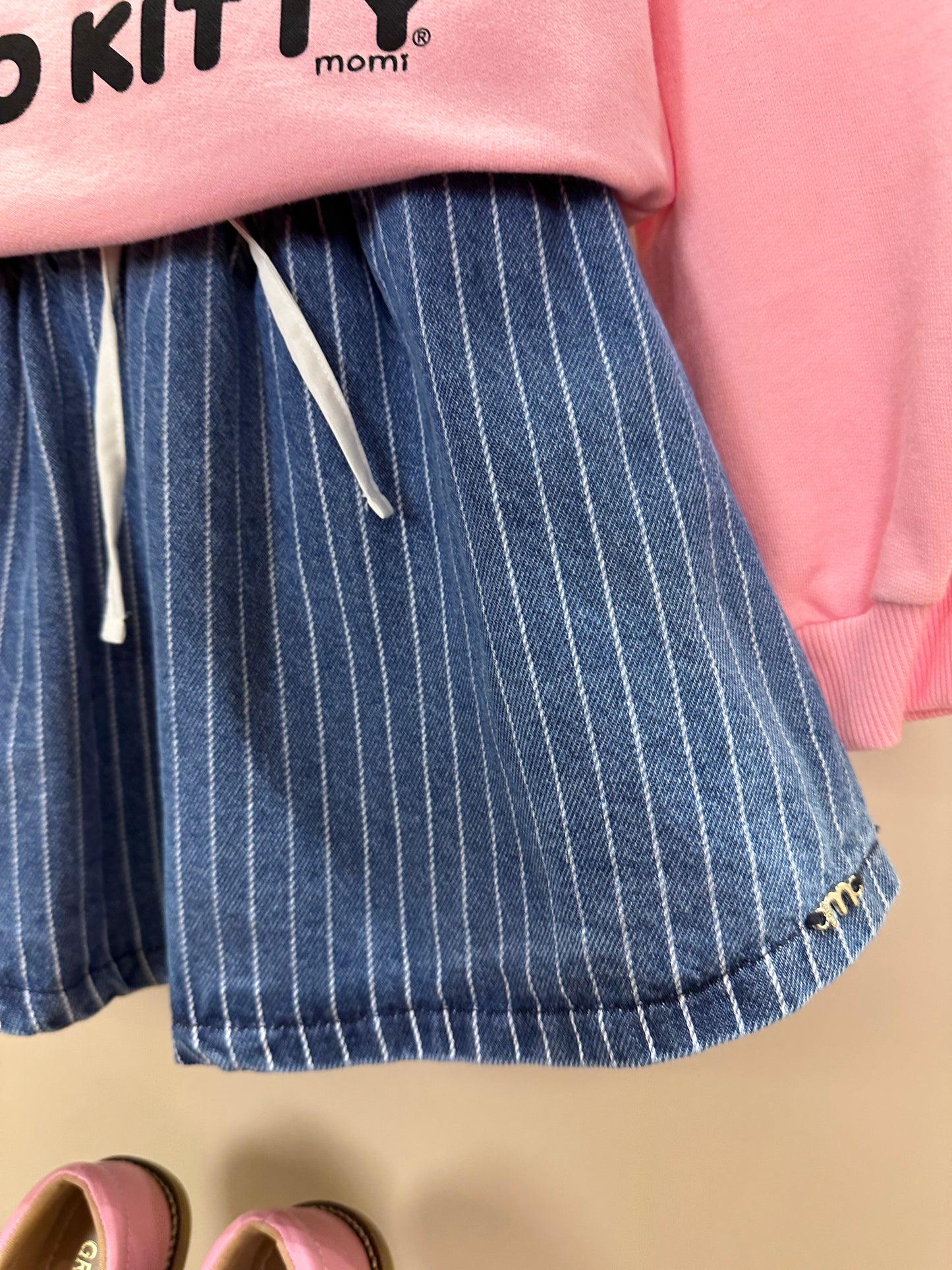 Conjunto Infantil Feminino Conjunto Infantil Casaco Moletom Hello Kitty Rosa Blossom com Saia Jeans Listrada Cós Duplo Branco - Momi