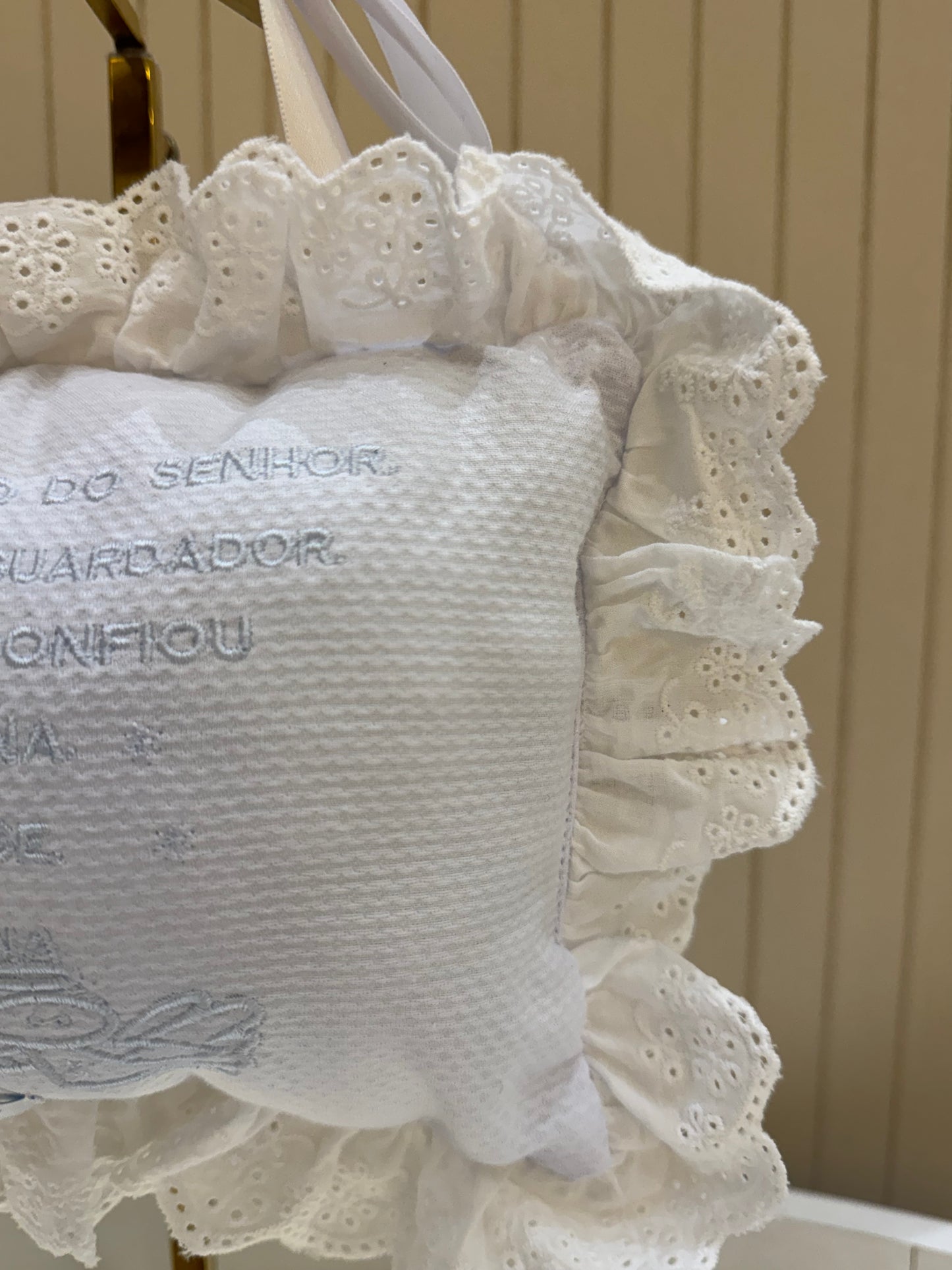 Almofada Bebê Oração Santo Anjo Rendada Bordado Azul - Roana