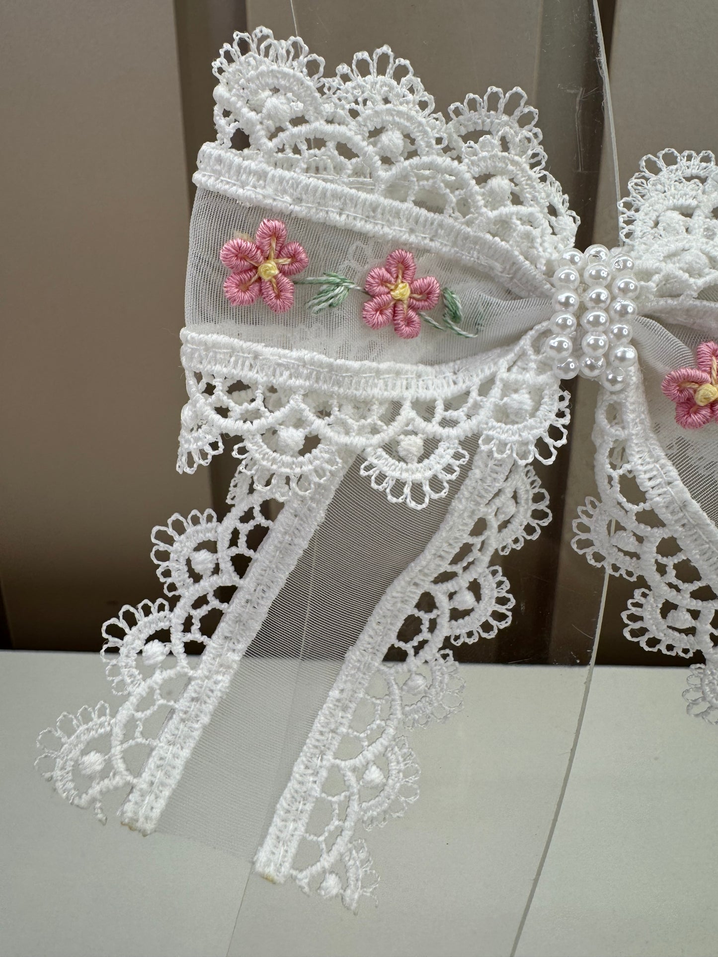 Laço Infantil Transversal Bordado Flores Miolo Pérolas Branco - Roana