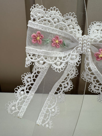 Laço Infantil Transversal Bordado Flores Miolo Pérolas Branco - Roana