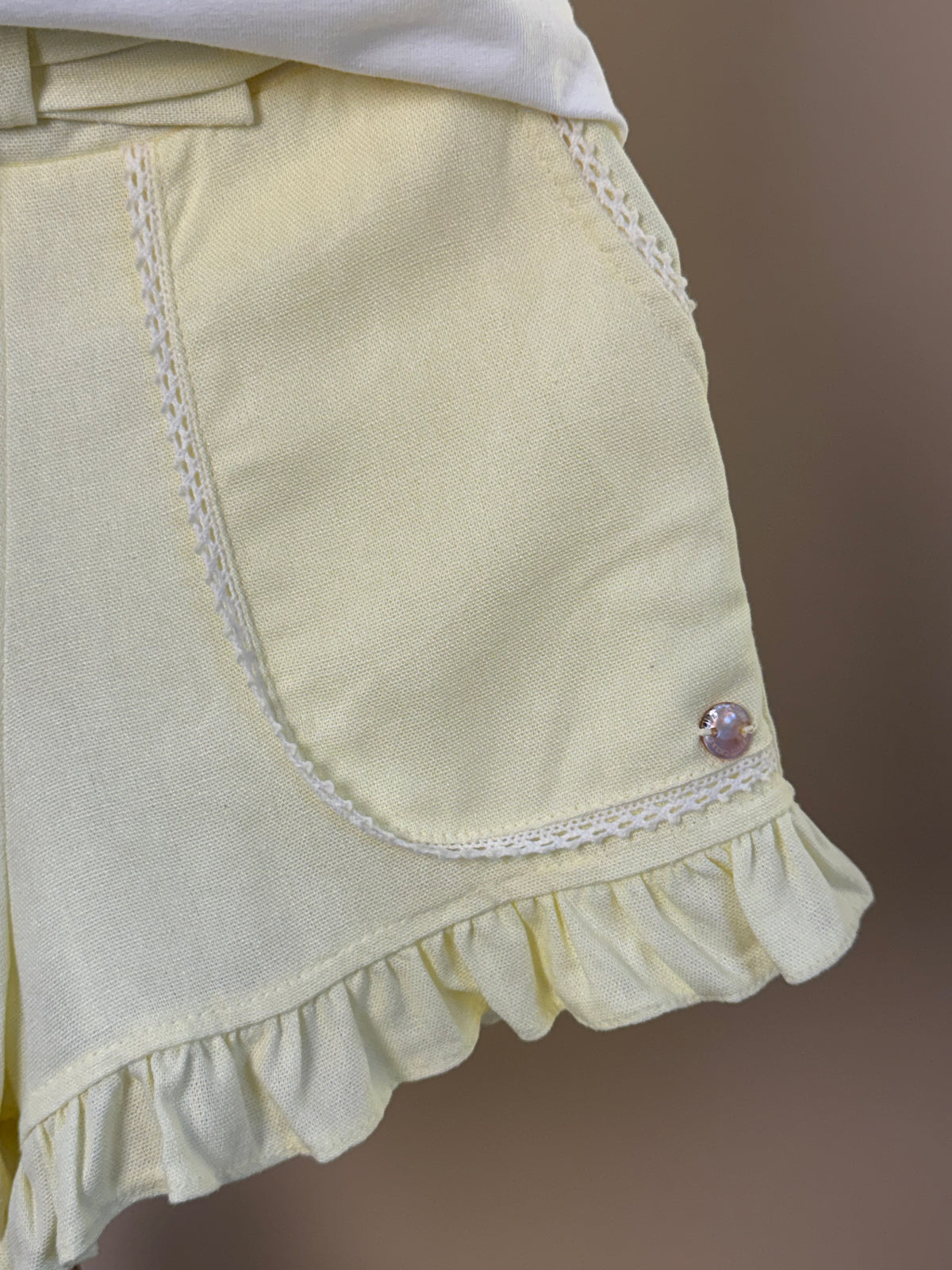 Conjunto Infantil Blusa Strass Estampa Florais Mangas Babadinho e Shorts Amarelo - Petit Cherie