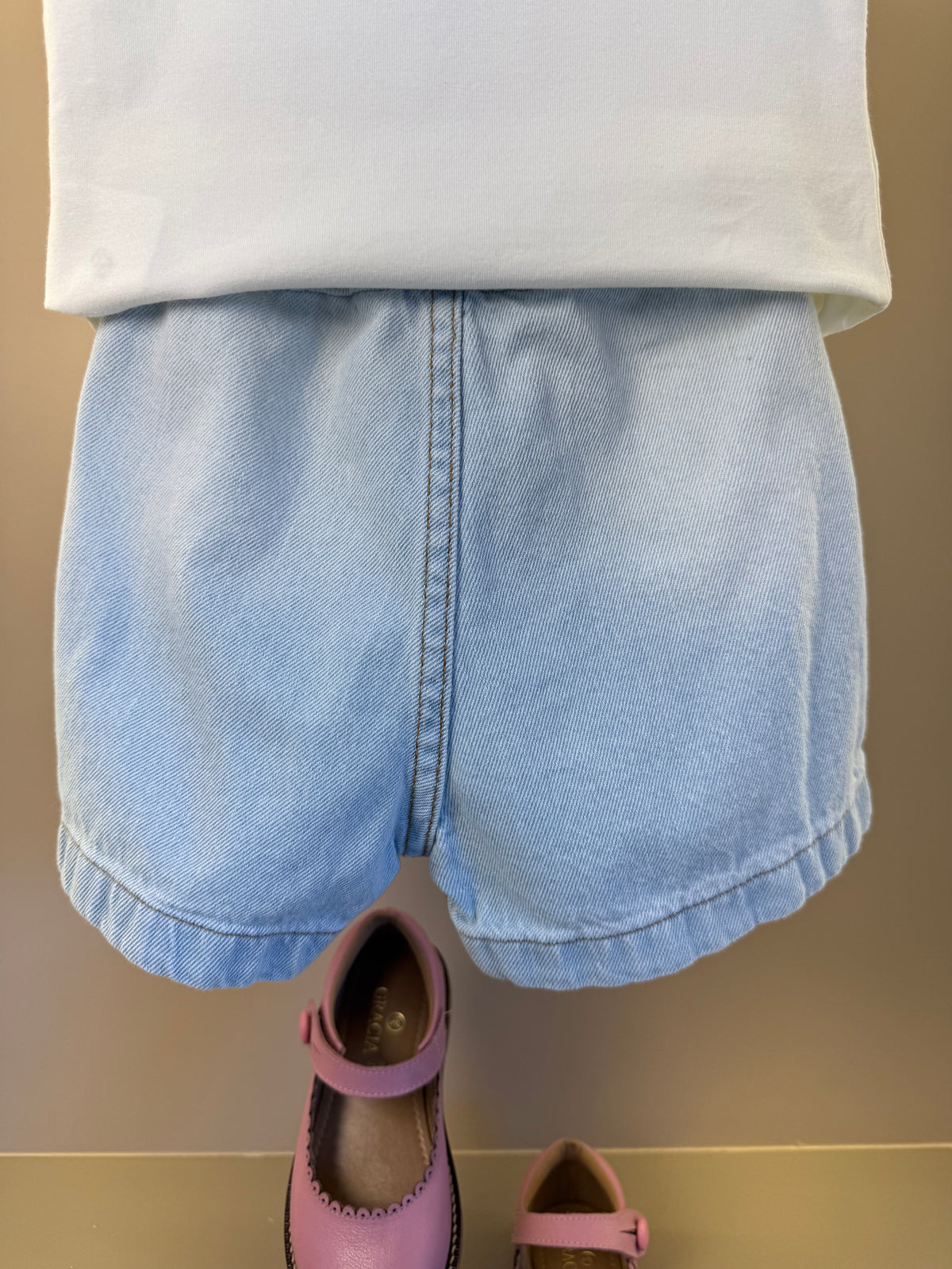 Conjunto Infantil Blusa Hello Kitty Bordado e Shorts Jeans Com Pingente - Momi