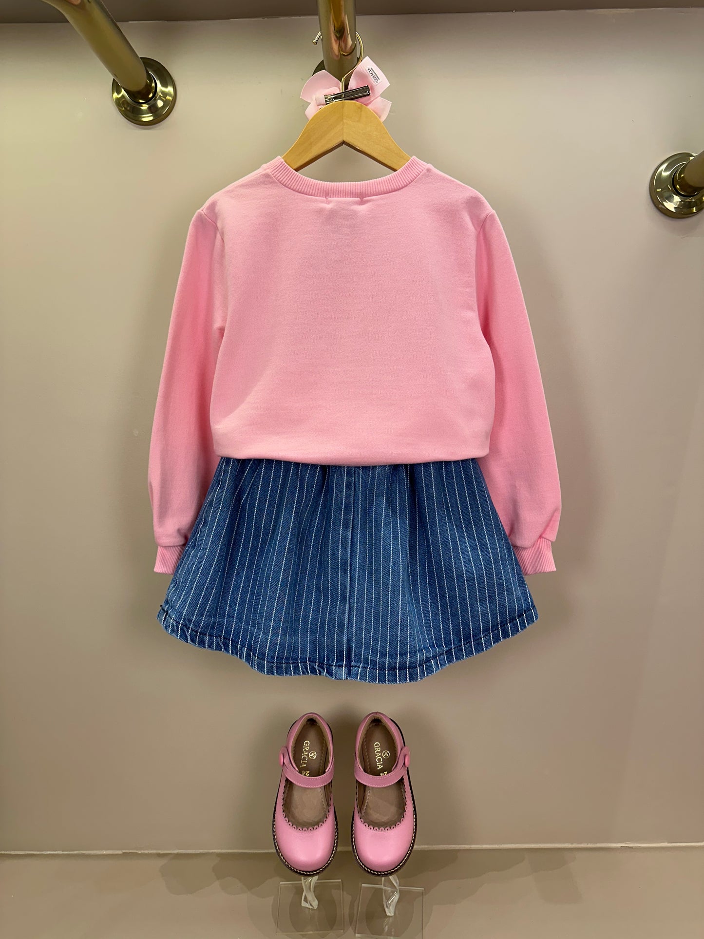 Conjunto Infantil Feminino Conjunto Infantil Casaco Moletom Hello Kitty Rosa Blossom com Saia Jeans Listrada Cós Duplo Branco - Momi