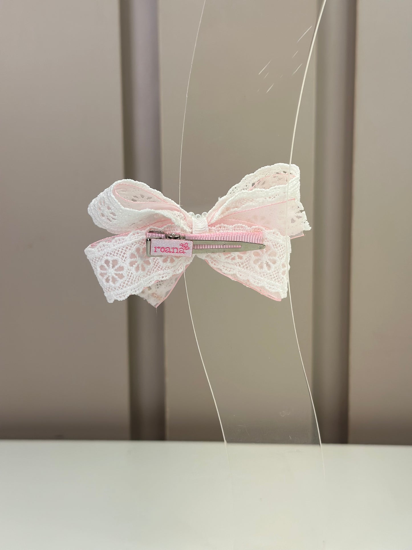 Laço Infantil em Renda e Organza com Pérolas Rosa - Roana