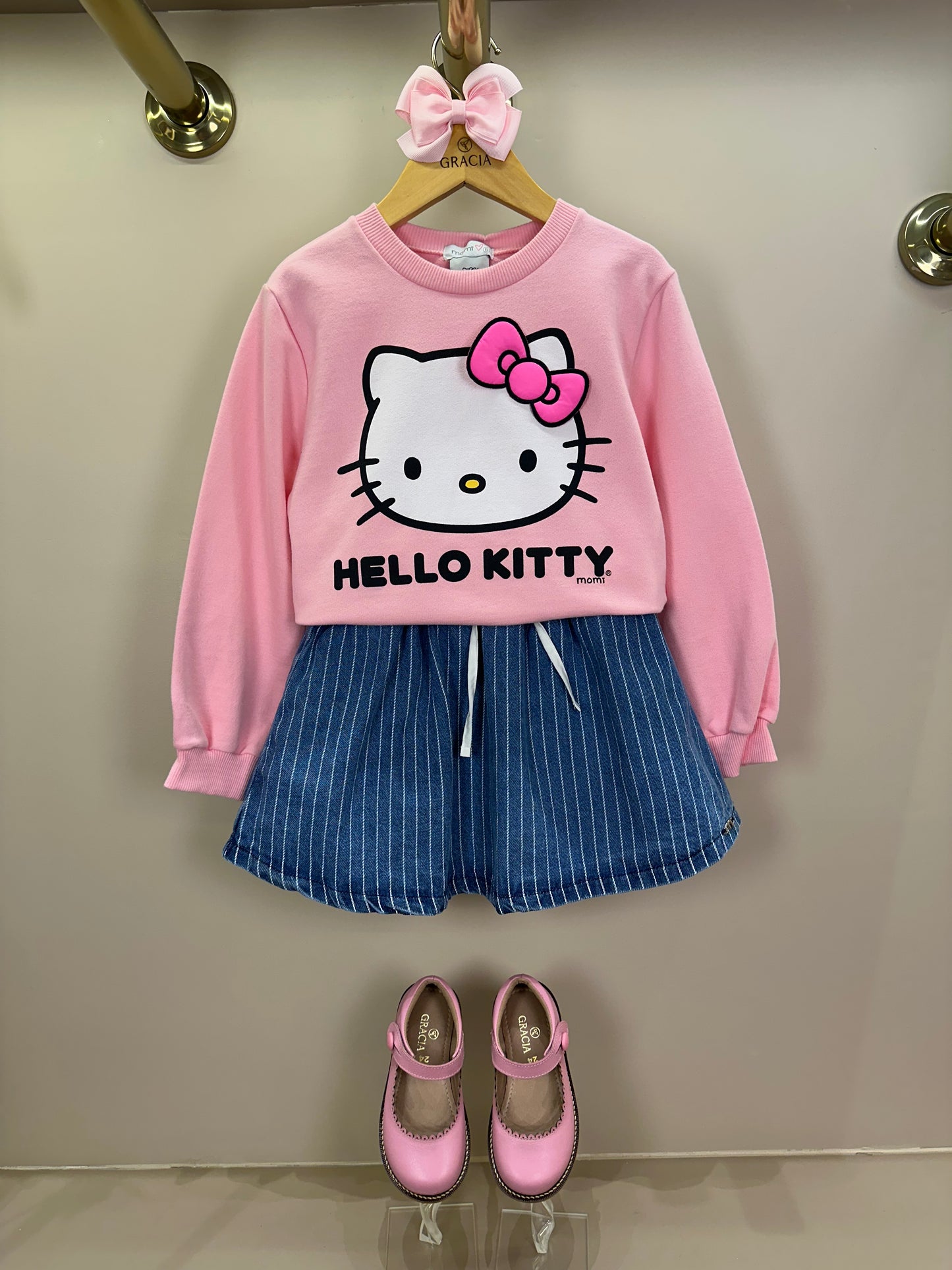 Conjunto Infantil Feminino Conjunto Infantil Casaco Moletom Hello Kitty Rosa Blossom com Saia Jeans Listrada Cós Duplo Branco - Momi