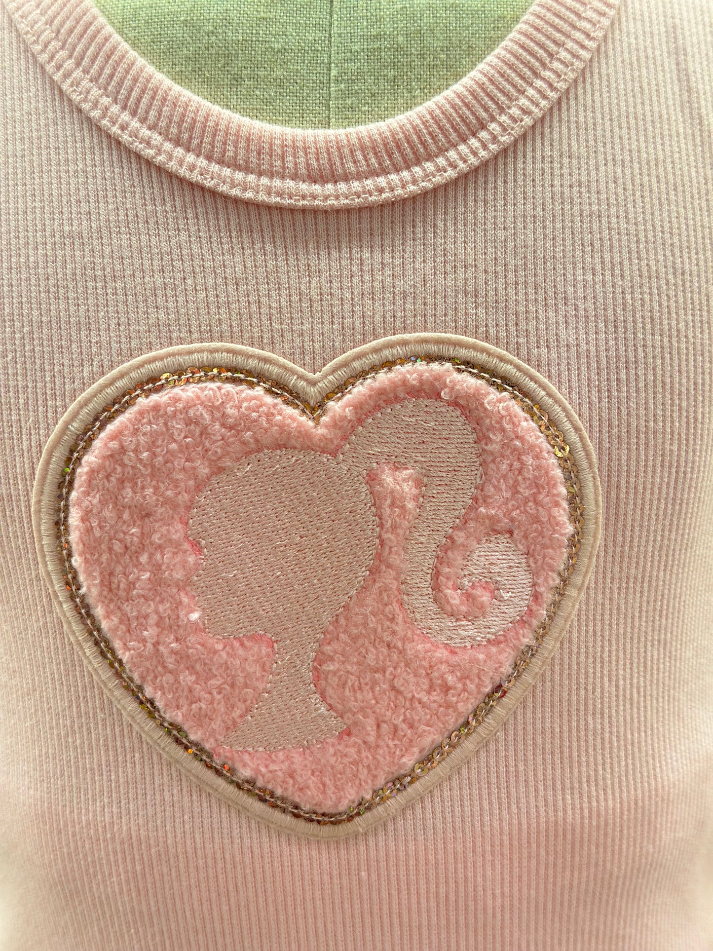 Conjunto Infantil Regata Patche Coração Barbie Rosa e Calça Moletom Jogging Patche Barbie Off White - Pituchinhus