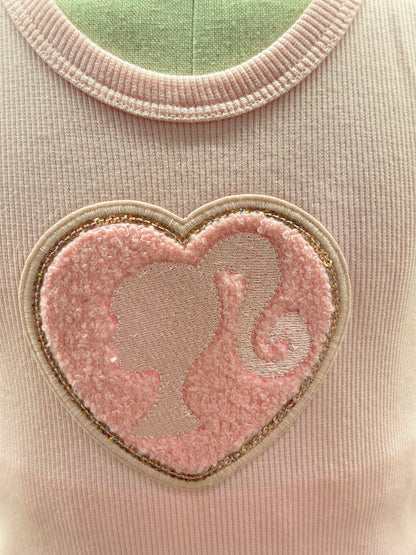 Conjunto Infantil Regata Patche Coração Barbie Rosa e Calça Moletom Jogging Patche Barbie Off White - Pituchinhus