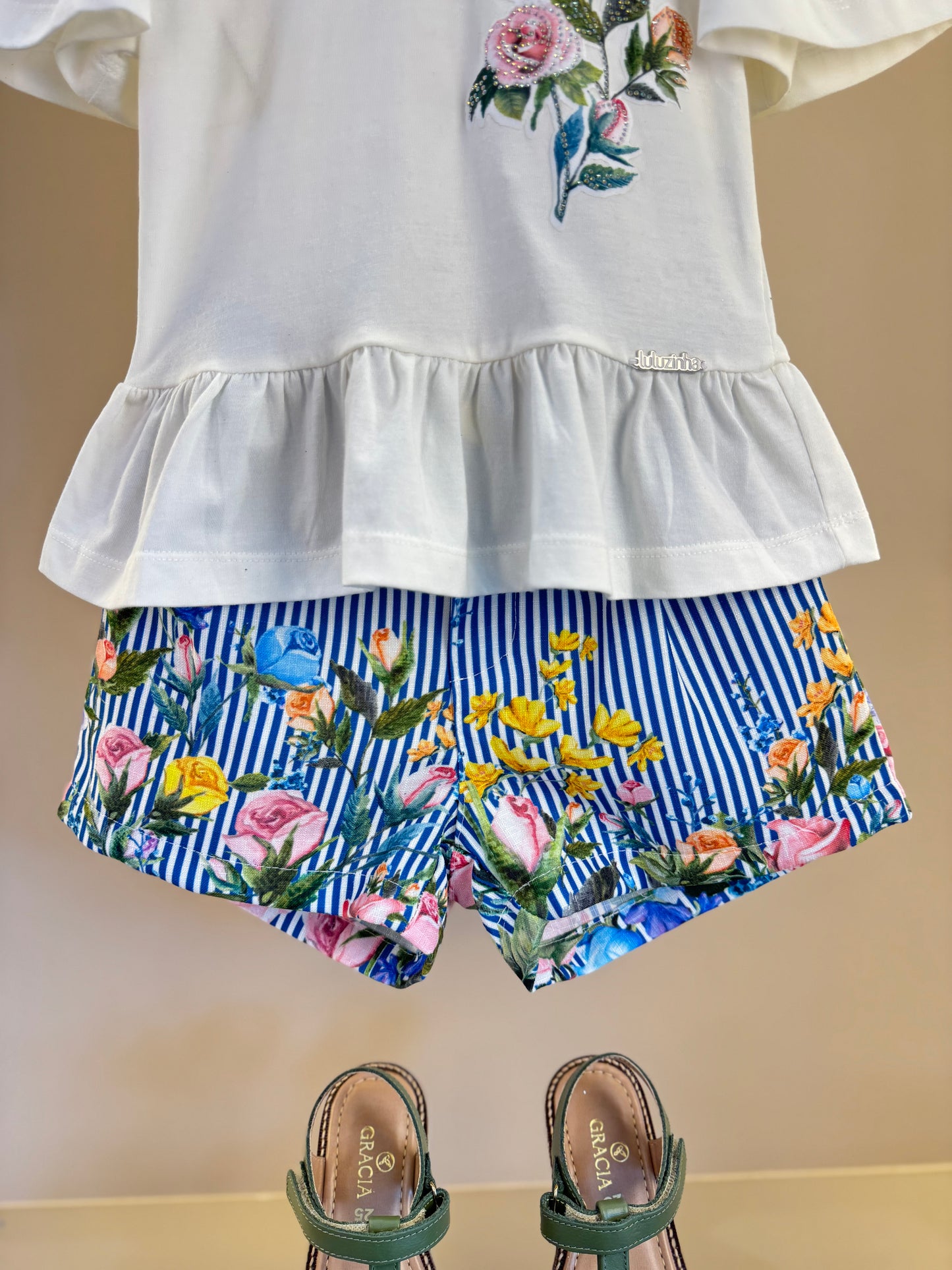 Conjunto Infantil Blusa Off White Flores Bordadas e Short Listrado Flores - Luluzinha