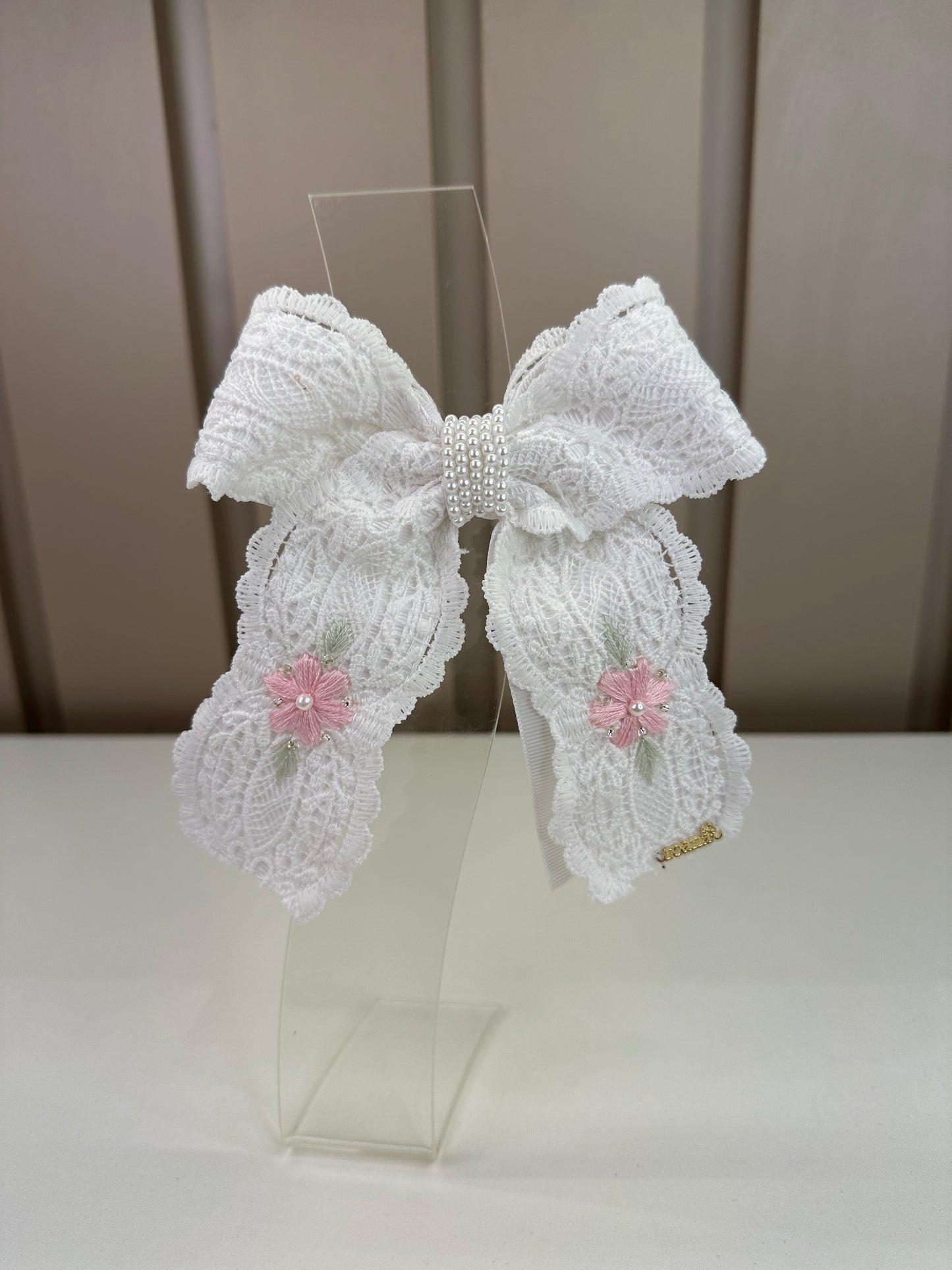 Laço Infantil Duplo Revestido Renda Bordado Flor Miolo Pérolas Branco/Rosa - Roana
