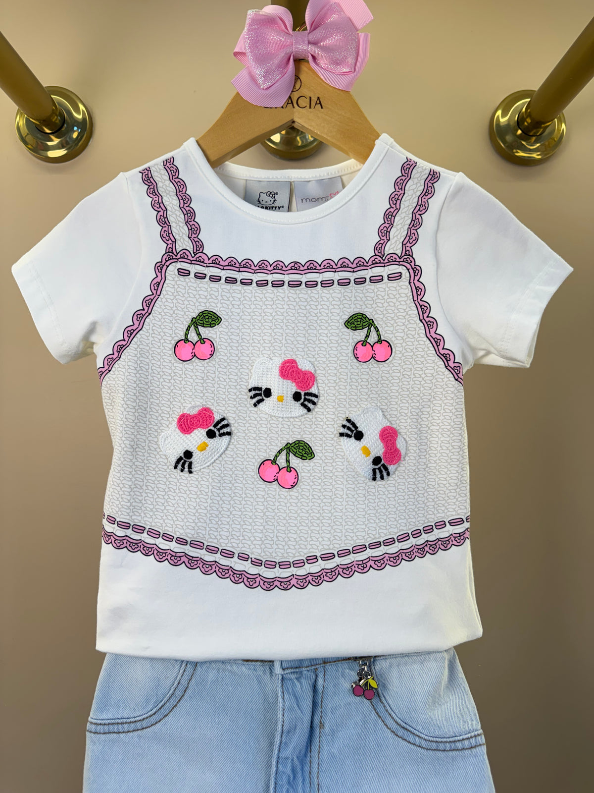 Conjunto Infantil Blusa Hello Kitty Bordado e Shorts Jeans Com Pingente - Momi