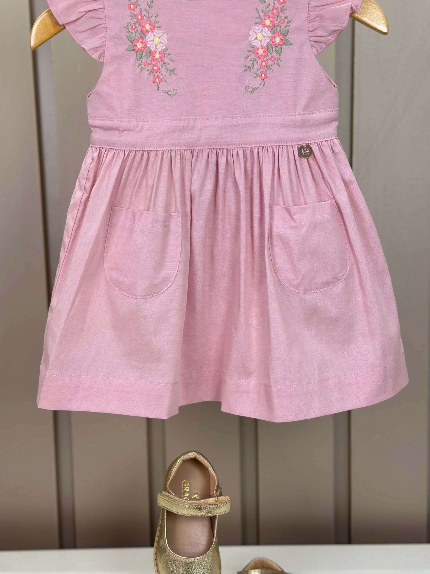 Vestido Bebê Algodão Rodado Bolsos e Bordado Floral Rosa Claro - Um Mais Um
