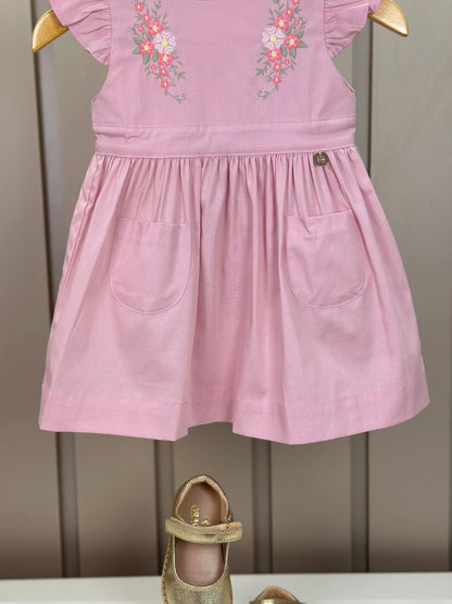 Vestido Bebê Algodão Rodado Bolsos e Bordado Floral Rosa Claro - Um Mais Um