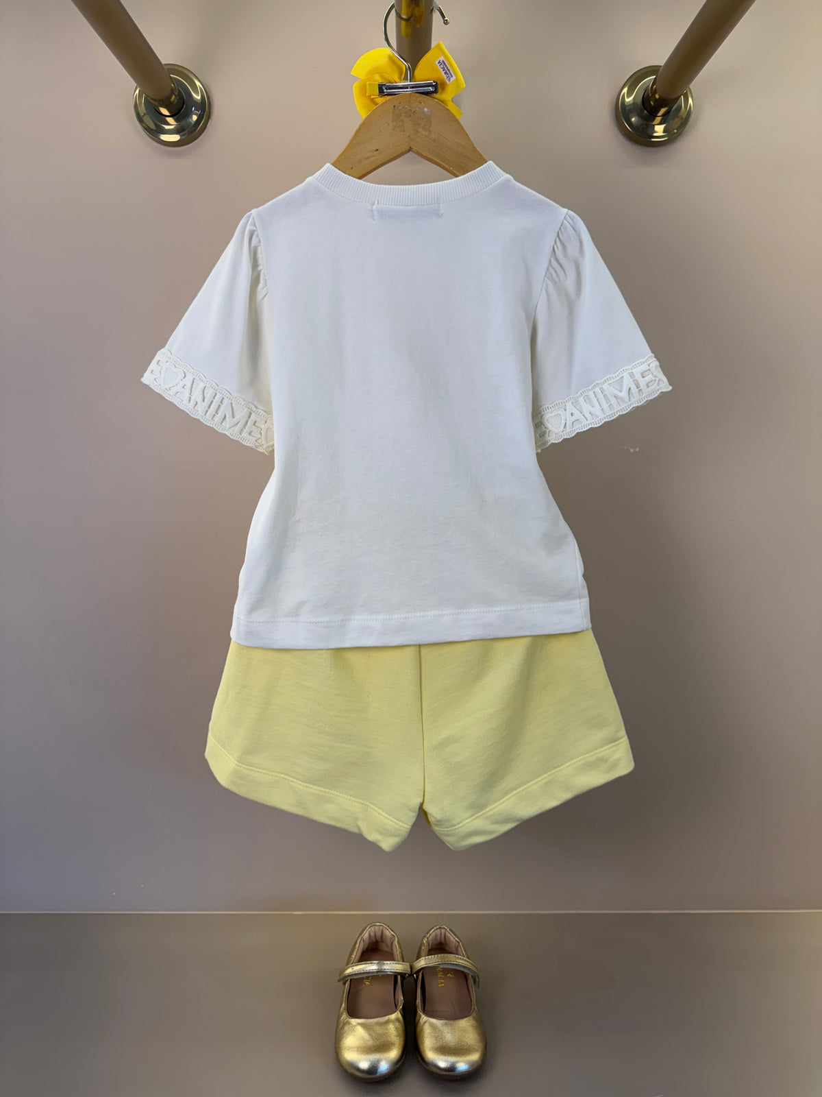 Conjunto Infantil Blusa Com Pingente e Shorts Saia Amarelo - Animê