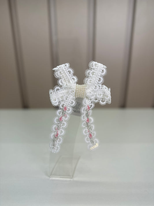 Laço Infantil Branco com Renda, Rosas Bordadas Pérolas - Roana