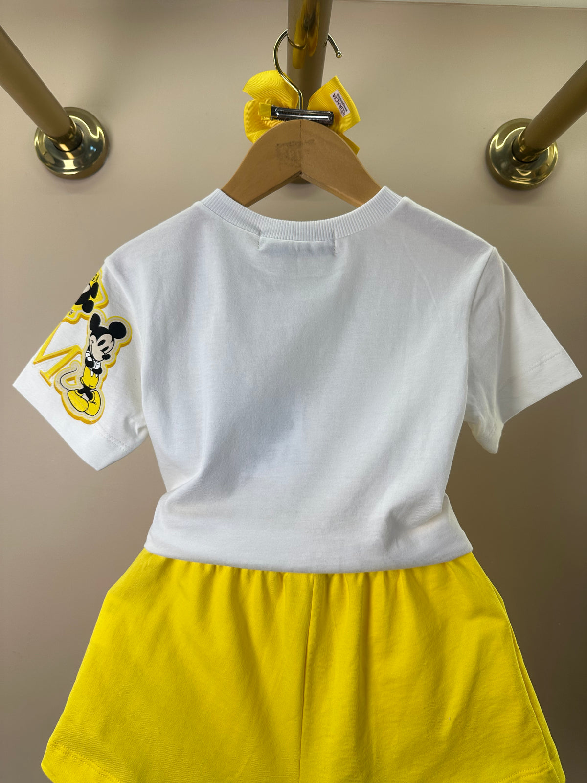 Conjunto Infantil Blusa Minnie e MIckey e Shorts Saia Amarelo Com Pregas - Animê