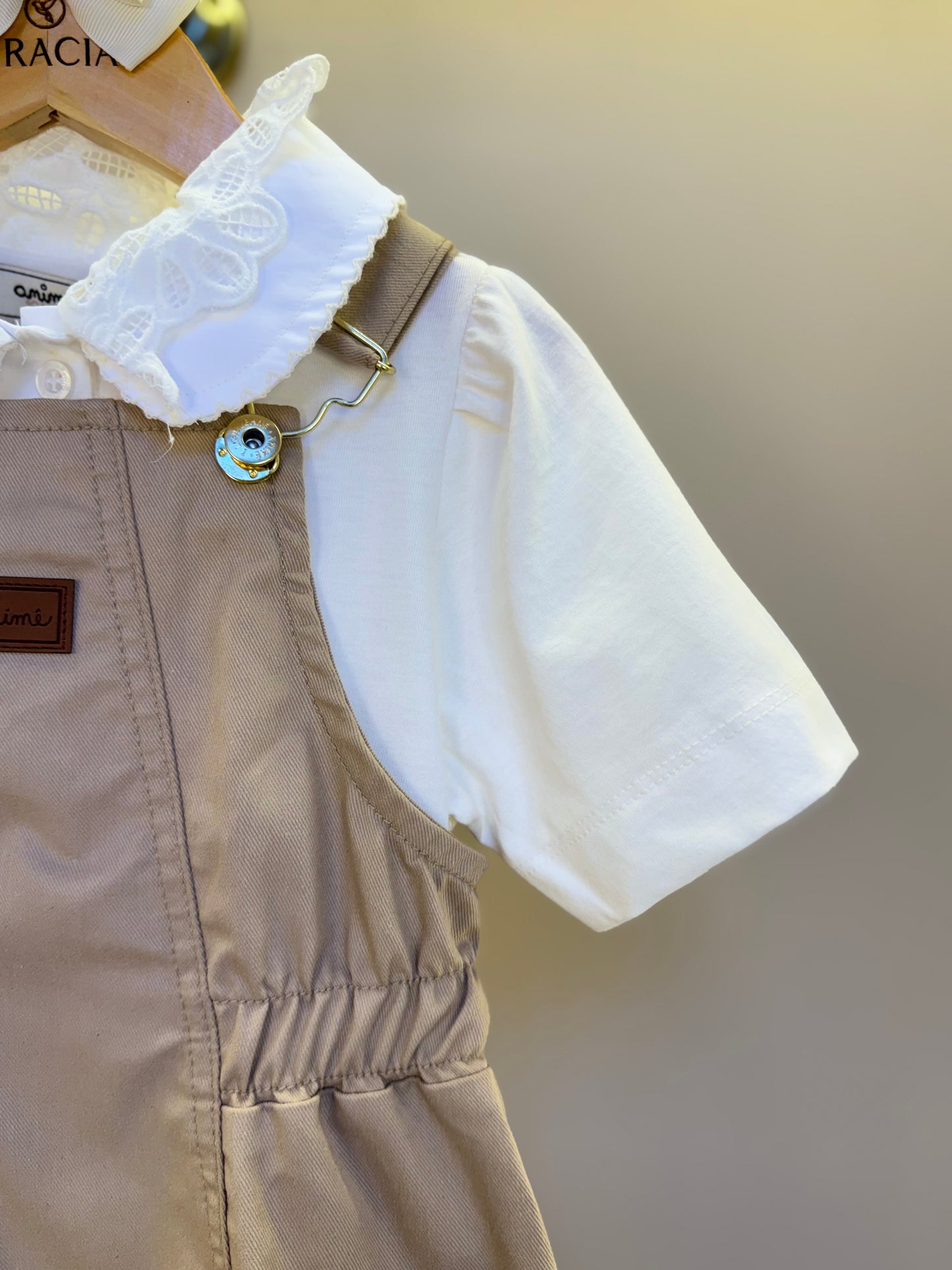 Salopete Infantil Sarja Bege com Camisa Gola Rendada Off White - Animê Petite