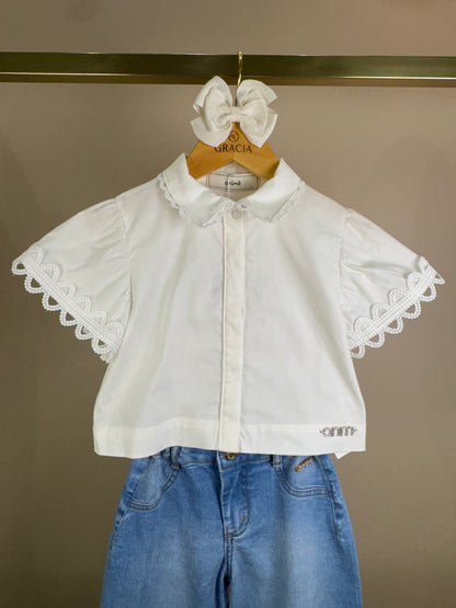Conjunto Infantil Camisa Off White Gola Rendinha e Calça Jeans Bordado - Animê