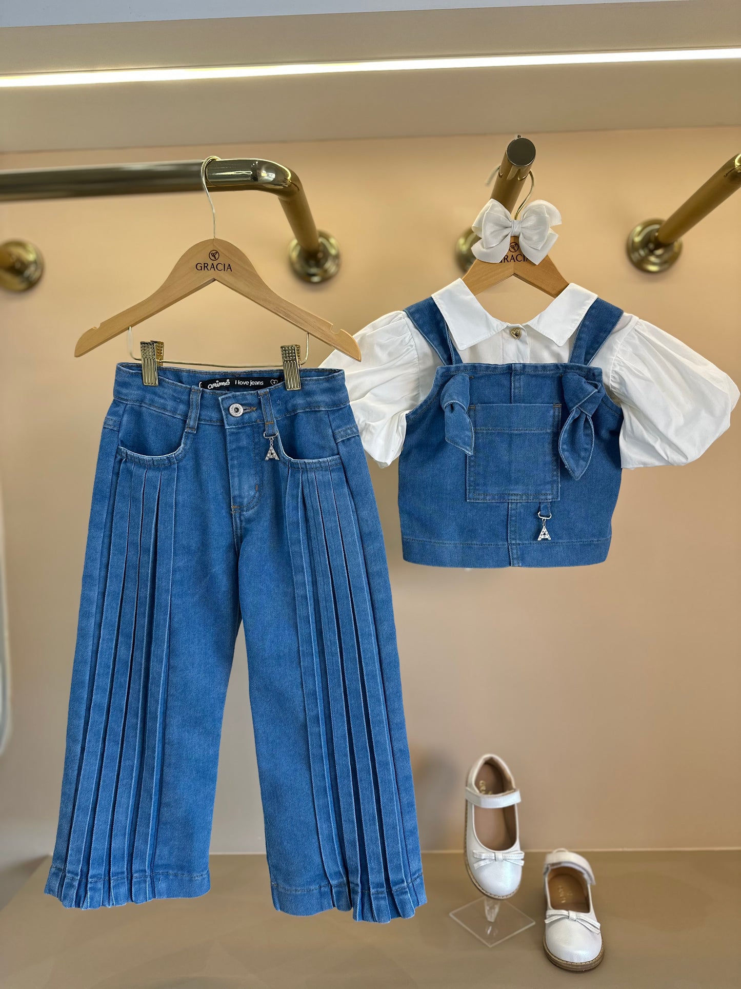 Conjunto Infantil Sobreposição Jeans, Blusa Manga Bufante e Calça Plissada - Animê