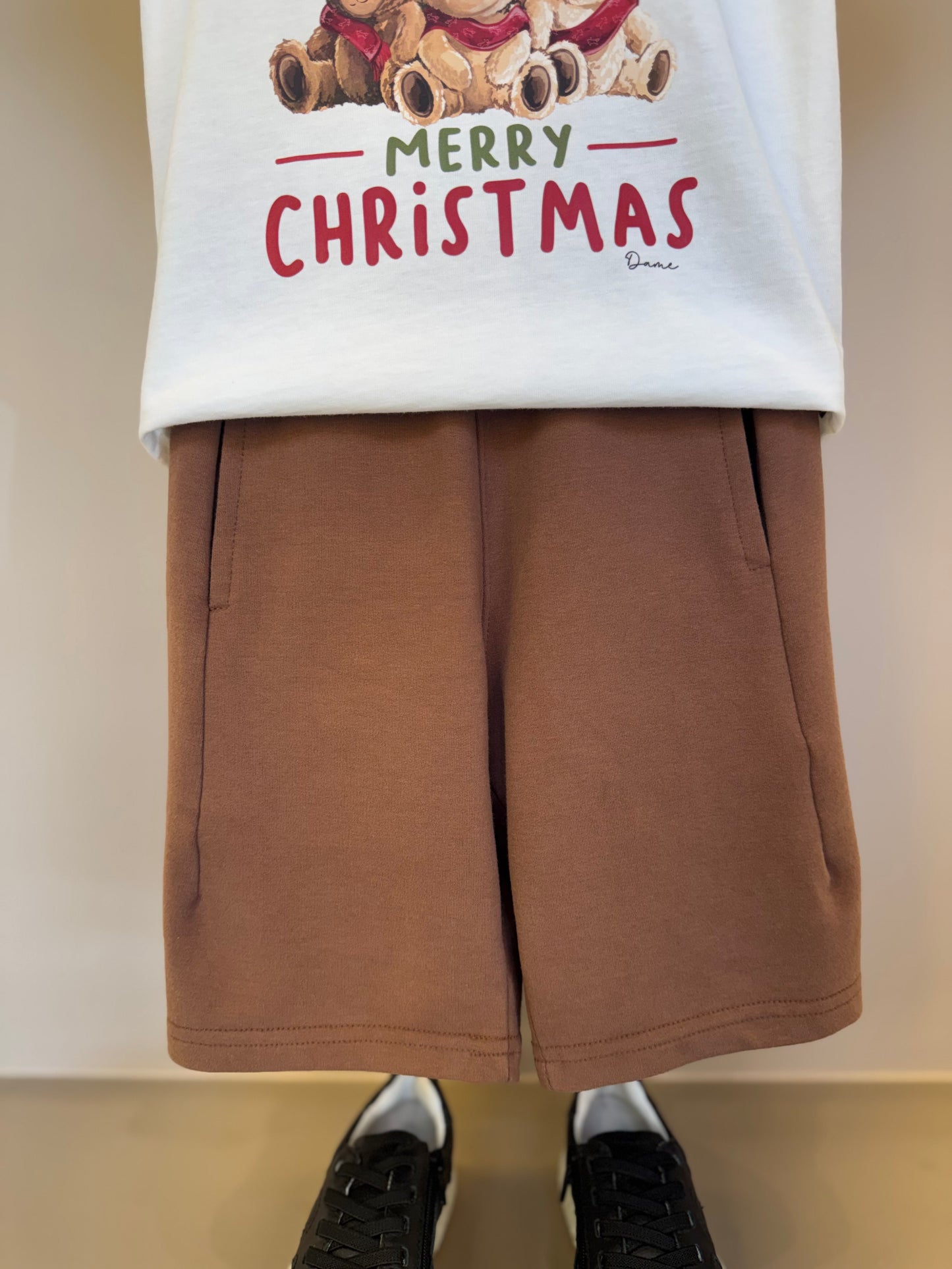 Conjunto Infantil Camiseta Algodão Teddy Natal MC e Bermuda Moletom Bolso Embutido Chocolate - Dame