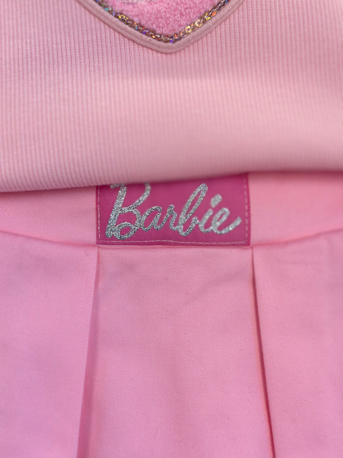 Conjunto Infantil Regata Patche Coração Barbie e Saia Sarja Pregas Patche Barbie Rosa Romântico - Pituchinhus