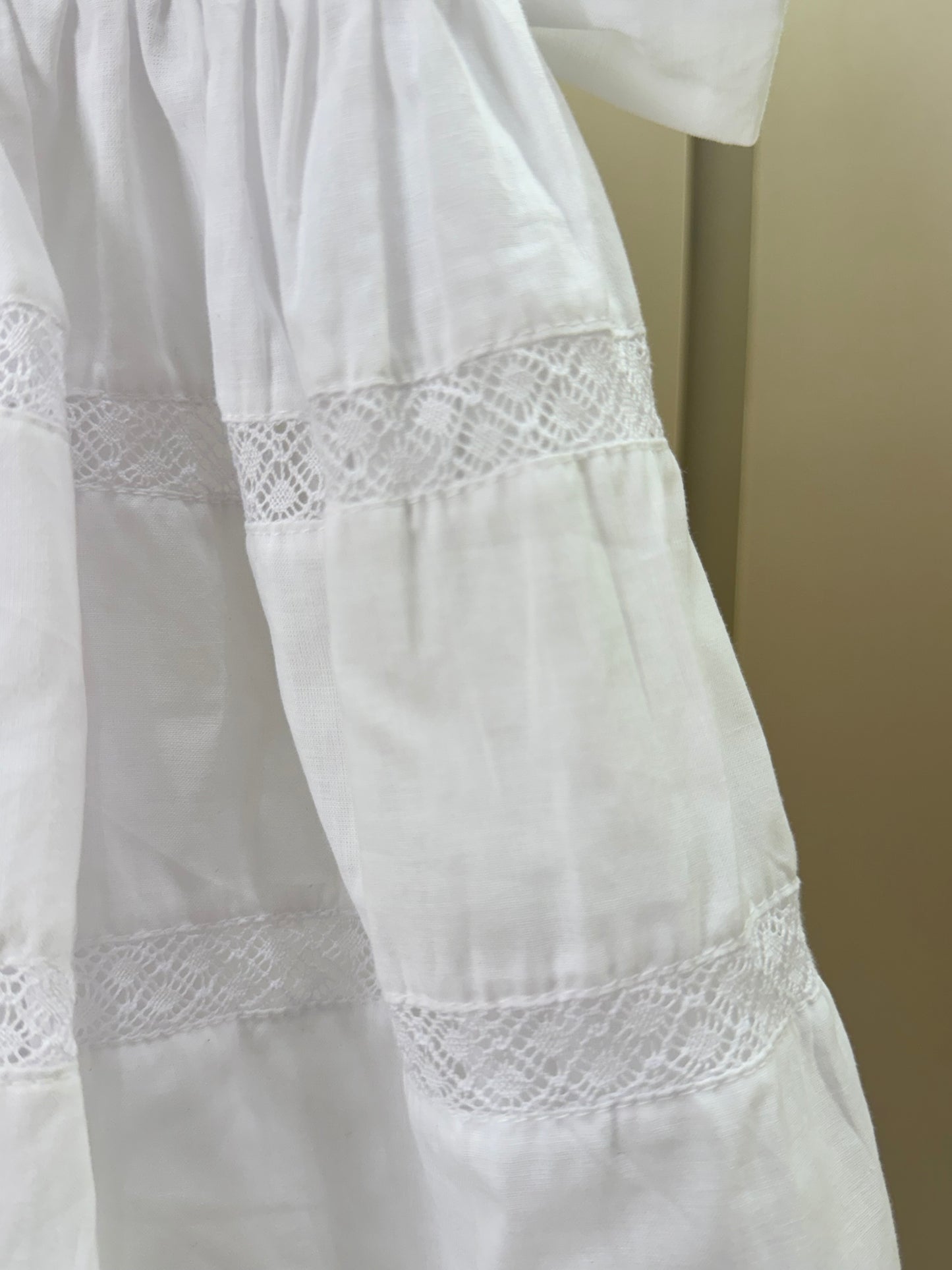Mandrião Bebê Luxo Algodão Rendas, Bordados, Laços Laterais, Medalhinha e Touca - Roana