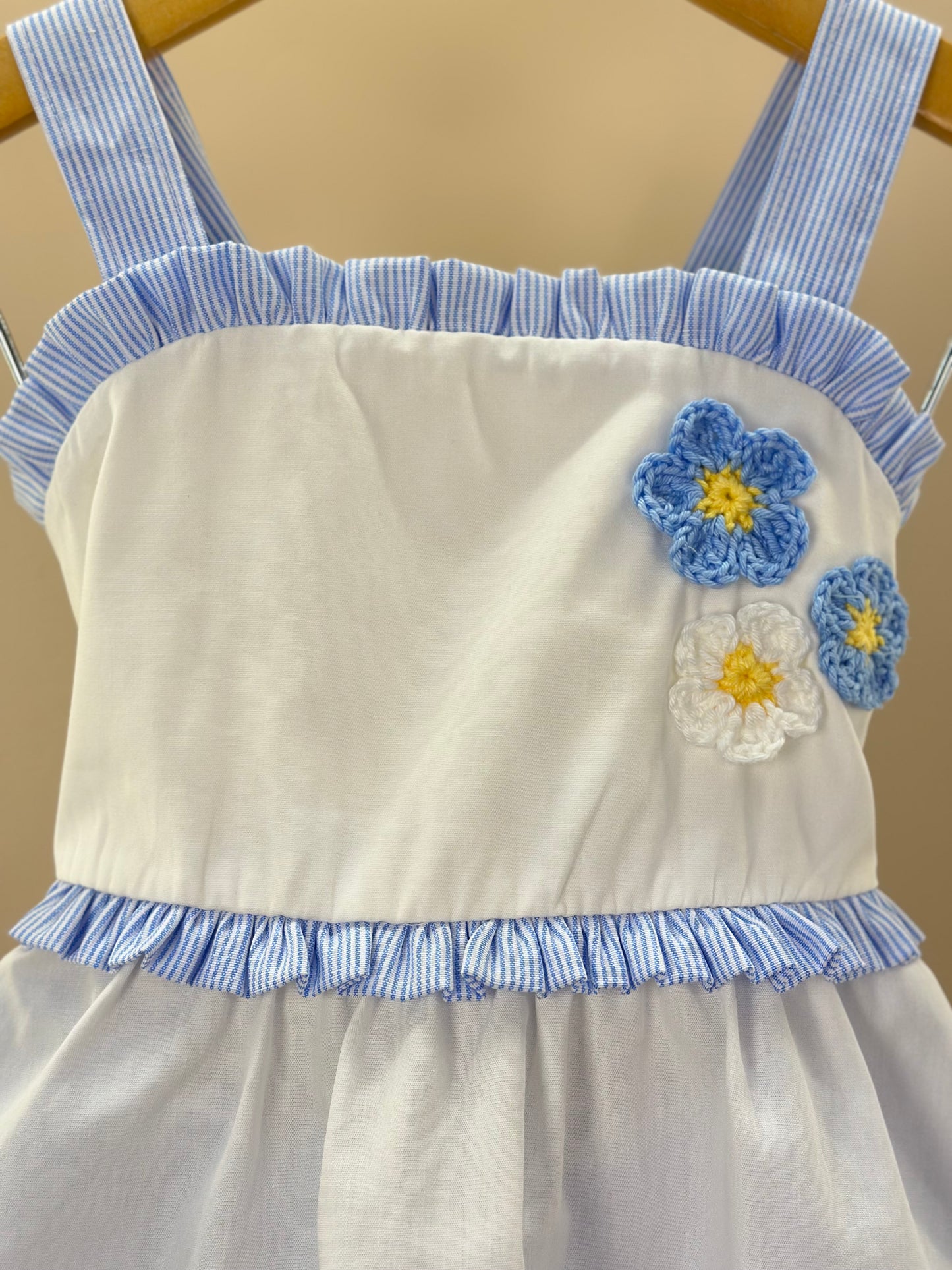 Conjunto Infantil Blusa Flor de Crochê e Shorts Alfaiataria Listrado - Luluzinha