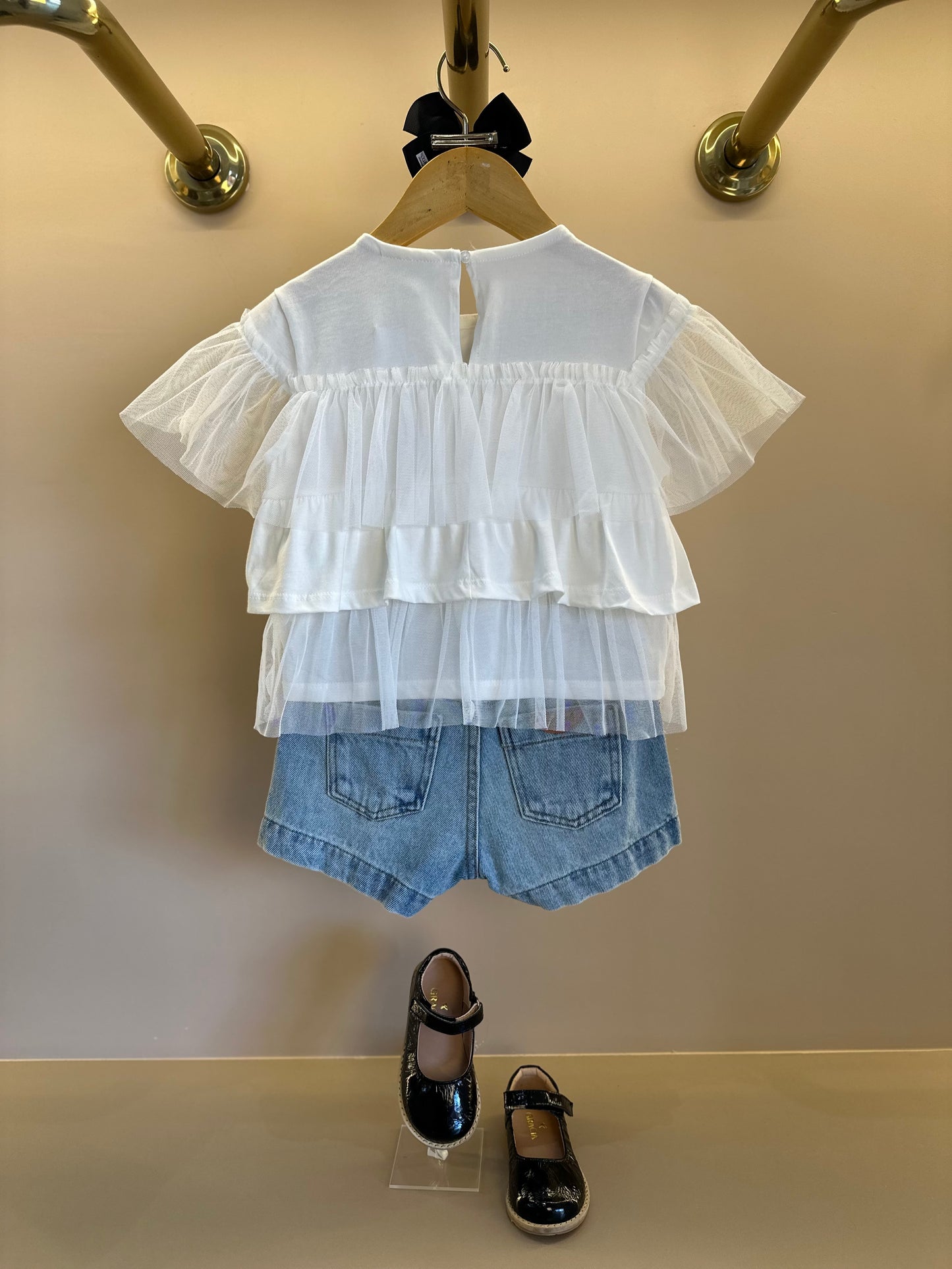 Conjunto Infantil Blusa  Bordada e Babados Pérola e Shorts Jeans Laço Preto - Animê