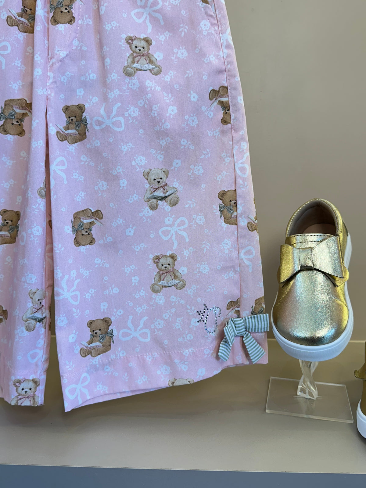 Conjunto Infantil Blusa Ursinho e Laço Nas Costas e Calça Pantacourt Algodão Estampa Ursinhos - Pituchinhus
