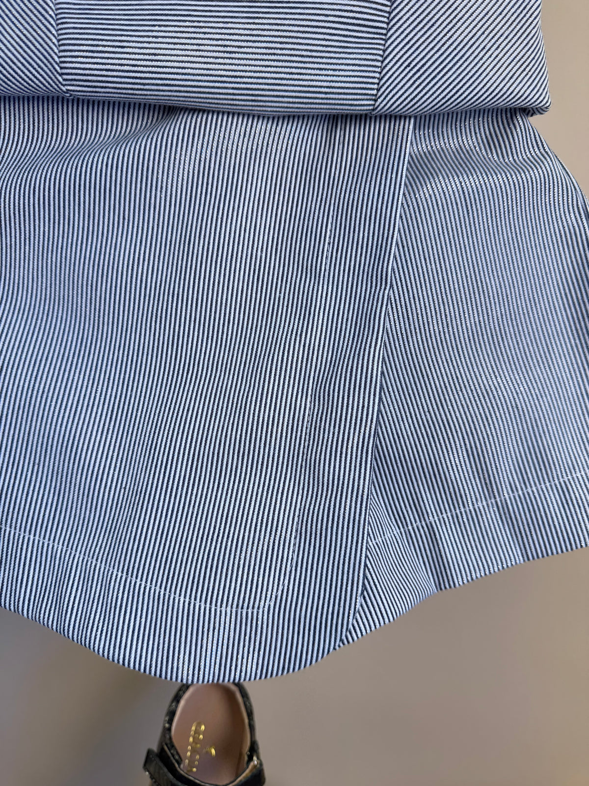 Conjunto Infantil Azul Marinho Listrado Blusa Com Laços Nos Ombros e Shorts Saia - Petit Cherie