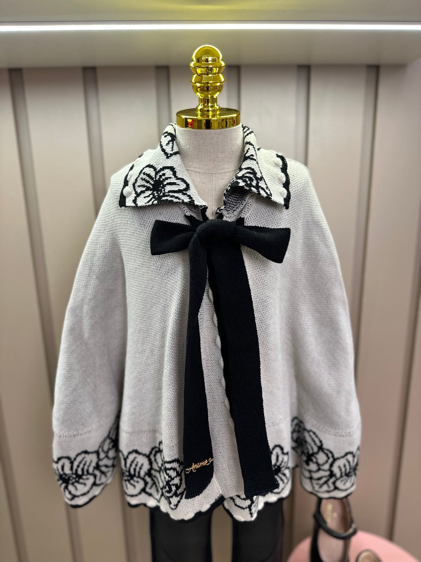 Conjunto Infantil Poncho Conceito Cru e Flores e Laço Preto e Calça Essentials Couro Tech Preta - Animê